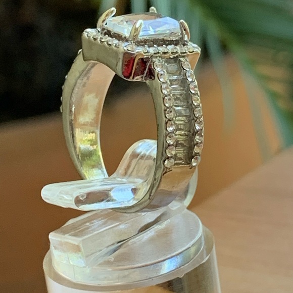 New 18k White Gold Radiant &Baguette Wedding Ring - Picture 4 of 6